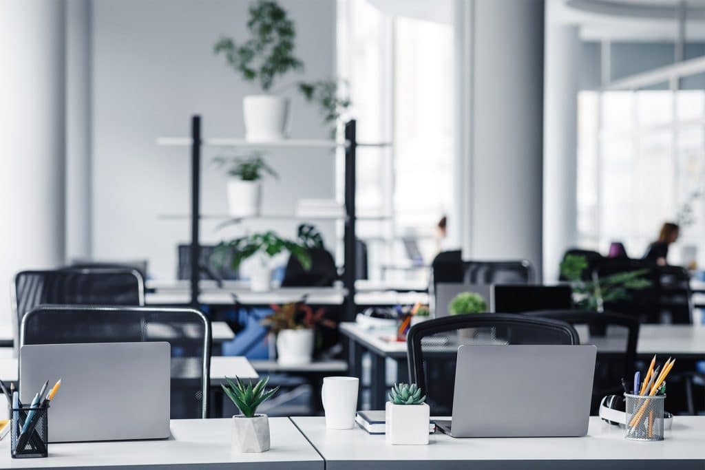 ein intelligentes Büro mit sensorgesteuertem Arbeitsplatz